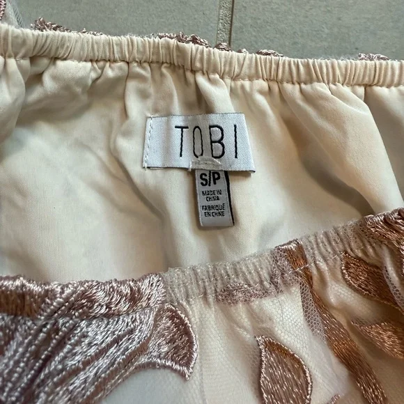 Tobi Floral Lace Off-Shoulder Rose Crop Top - Picture 5 of 6